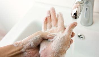 Prawdopodobnie przez większość swojego życia myłeś ręce w niewłaściwy sposób. Pora to zmienić!