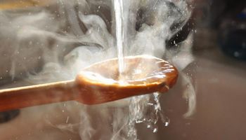 Picie ciepłej wody na czczo wpływa dobrze na Twój organizm. Sprawdź, co dokładnie się zmienia