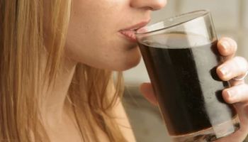 Oto 4 rzeczy, które zmienią się w Twoim ciele, kiedy przestaniesz pić dietetyczne napoje gazowane