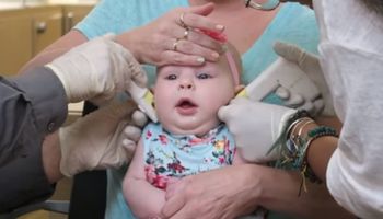 5 powodów, dla których decyzję o przekłuciu uszu małemu dziecku, lepiej odłożyć na później