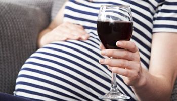 Najnowsze badania pokazują przykre skutki picia nawet niewielkiej ilości alkoholu podczas ciąży