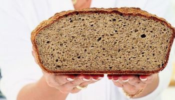 Zdrowy chleb bezglutenowy, który zachwyca podniebienia. Ciesz się smakiem pieczywa mimo celiakii