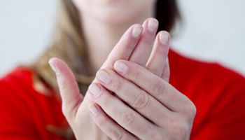 9 chorób, które możesz odczytać ze swoich dłoni. Wystarczy, że przyjrzysz się im uważniej
