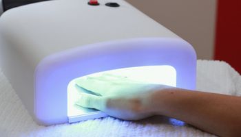 Korzystanie przez długi czas z lamp UV naraża na czerniaka. Piękne paznokcie nie są tego warte!