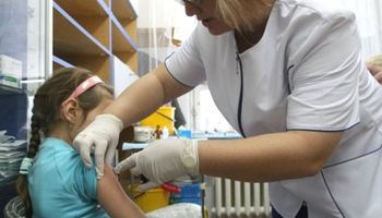 Liczba zaszczepionych pracowników służby zdrowia przeciw grypie od lat nie przekracza 5-6%