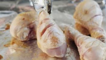 Salmonella w mrożonych udkach z kurczaka. Takie mięso trafiło z Polski do Czech