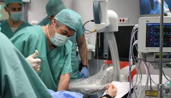 Polscy lekarze usunęli raka pożyczonym laserem od Włochów. U nas narazie go nie kupią