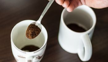 Pijesz kawę na pusty żołądek? Wyjaśniamy, dlaczego lepiej odłożyć ją na później