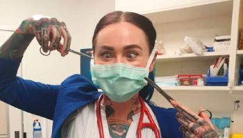 31-latka najbardziej wytatuowaną lekarką świata. Umówiłbyś się do niej na wizytę?