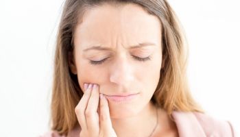 5 produktów, które pomogą Ci zwalczyć ból zęba. Prawdopodobnie masz je w domu