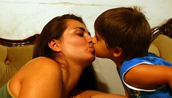 Lepiej przestań dawać swojemu dziecku buziaki w usta. Powodów jest co najmniej kilka