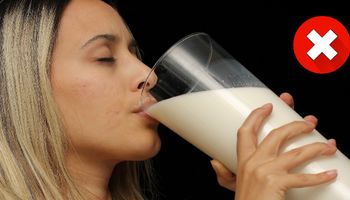 8 sygnałów, które mogą oznaczać, że powinnaś przestać pić mleko. Nie lekceważ ich