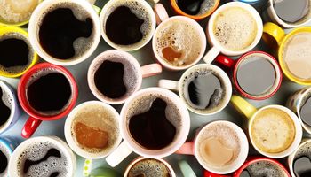 6 objawów, które mogą świadczyć o tym, że pijesz za dużo kawy. Czy dotyczą również Ciebie?