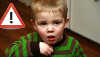 Epidemia kaszlących dzieci. Lekarze podpowiadają rodzicom, co może być przyczyną