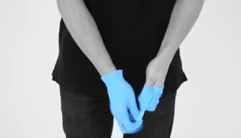 Krótki filmik instruktażowy przedstawia, jak prawidłowo zdejmować rękawiczki