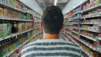 Czy należy dezynfekować produkty po zakupach? Amerykański mikrobiolog odpowiada