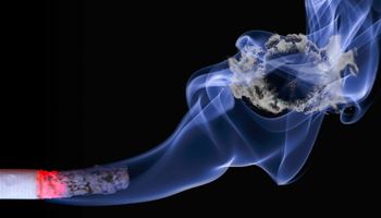 Nikotyna pomaga w walce z COVID-19? Ustalenia dzielą naukowców