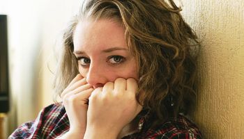 8 problemów, które rozumieją tylko kobiety zmagające się z wewnętrznym lękiem i niepokojem