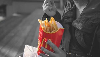 Dziennikarz ujawnił jak powstają frytki z McDonald’s. Klienci restauracji są wściekli