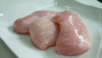 Nie myj surowego mięsa z kurczaka. Brytyjska Agencja ds. Standardów Żywności ostrzega