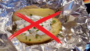 Nie zawijaj surowego mięsa, ryby i warzyw w folię aluminiową przed pieczeniem. To duży błąd!