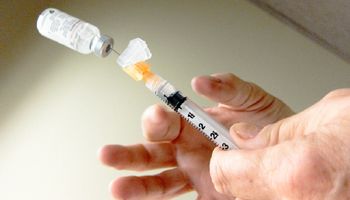 Ekspert ostrzega: „Bezwzględnie wszyscy powinniśmy zaszczepić się przeciw grypie”