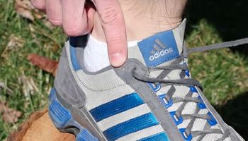 Zmień sposób sznurowania butów, a unikniesz bólu stóp i wszelkich otarć