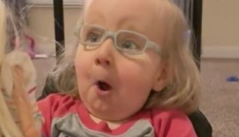 2-latka z rozszczepem kręgosłupa dostała Barbie na wózku. Jej reakcja wzrusza do łez
