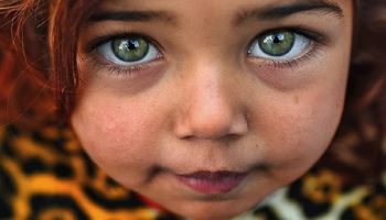 Fotograf uchwycił piękno oczu dzieci. „W ich oczach skrywa się cały wszechświat…”