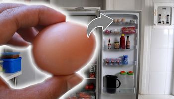 Pod żadnym pozorem nie przechowuj jajek w drzwiach lodówki. To poważny błąd