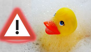 Mała, gumowa kaczka pływająca w wannie może być bardzo niebezpieczna dla Twojego dziecka