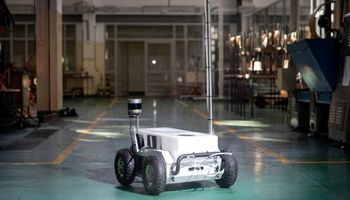 Polscy naukowcy stworzyli wielofunkcyjnego robota dezynfekującego do walki z COVID-19
