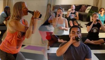 Na tych zajęciach jogi pije się piwo. „Piwna joga” zyskuje coraz więcej zwolenników