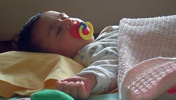 4 proste techniki, które według eksperta pozwolą Ci uśpić dziecko w ciągu zaledwie kilku minut