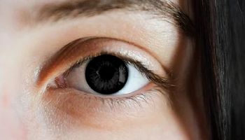 Posiadanie kruczoczarnych oczu jest niemożliwe. Jak to wytłumaczyć?