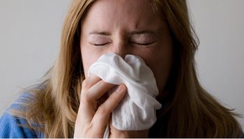 Badacze uspokajają. COVID-19 może stać się nie bardziej groźny od przeziębienia czy kataru