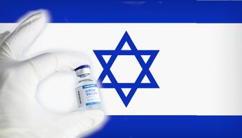 W Izraelu trwa akcja podawania trzeciej dawki szczepionki. Przyjęło ją już blisko 600 tys. osób