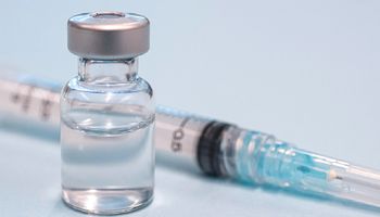 Trzecia dawka szczepionki przeciw COVID-19 dla wszystkich dorosłych? EMA opublikowała rekomendację