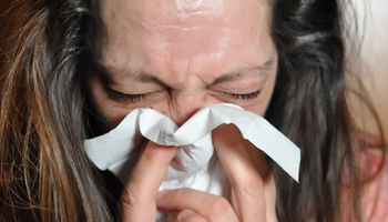 Badanie: Cynk może pomóc w zwalczaniu przeziębienia i grypy. Jest jednak pewien „haczyk”