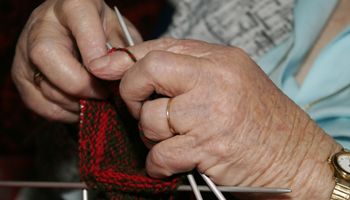 11 dowodów na to, że szydełkowanie i robienie na drutach znacznie poprawia zdrowie ciała i umysłu
