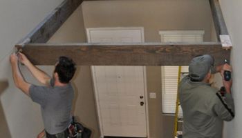 Dwaj mężczyźni przymocowali drewniane belki w samym środku domu. Powód okazał się genialny!