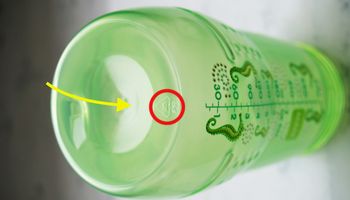 Picie z plastikowych butelek może być niebezpieczne.  Zawsze zwracaj uwagę na symbole