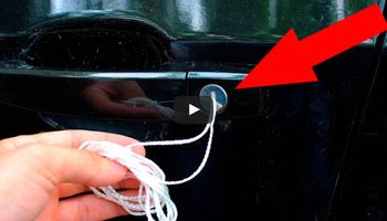 Prosty sposób na otwarcie auta w 30 sekund, w przypadku zatrzaśnięcia w nim kluczyków