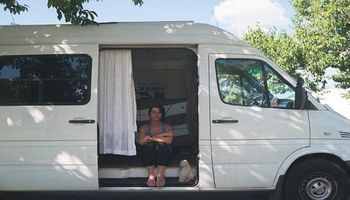 Miała dość drogiego wynajmu. Zmieniła swojego 13-metrowego vana w dom na kółkach