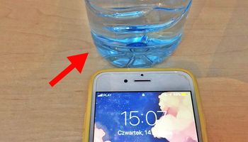 Mężczyzna odkrył, że jego telefon reaguje na zwykłą butelkę wody