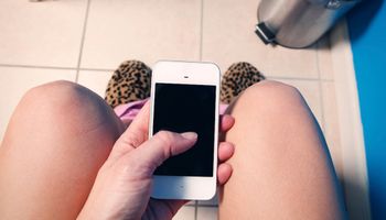 Nigdy nie zabieraj telefonu do łazienki. Nawet nie wiesz, co się na nim znajduje!