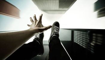 Upadek z ekstremalnej wysokości można przeżyć, jednak należy zastosować kilka wskazówek