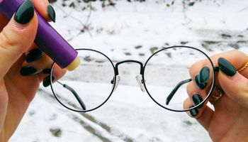 Użyj balsamu do ust na okularach, a przestaną parować. Ten trik jest bardzo przydatny zimą!