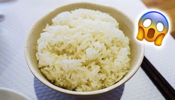 Nigdy nie przechowuj ugotowanego ryżu w temperaturze pokojowej. Możesz się poważnie rozchorować