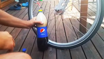 Prosta sztuczka, dzięki której napompujesz koło od roweru przy użyciu napoju gazowanego